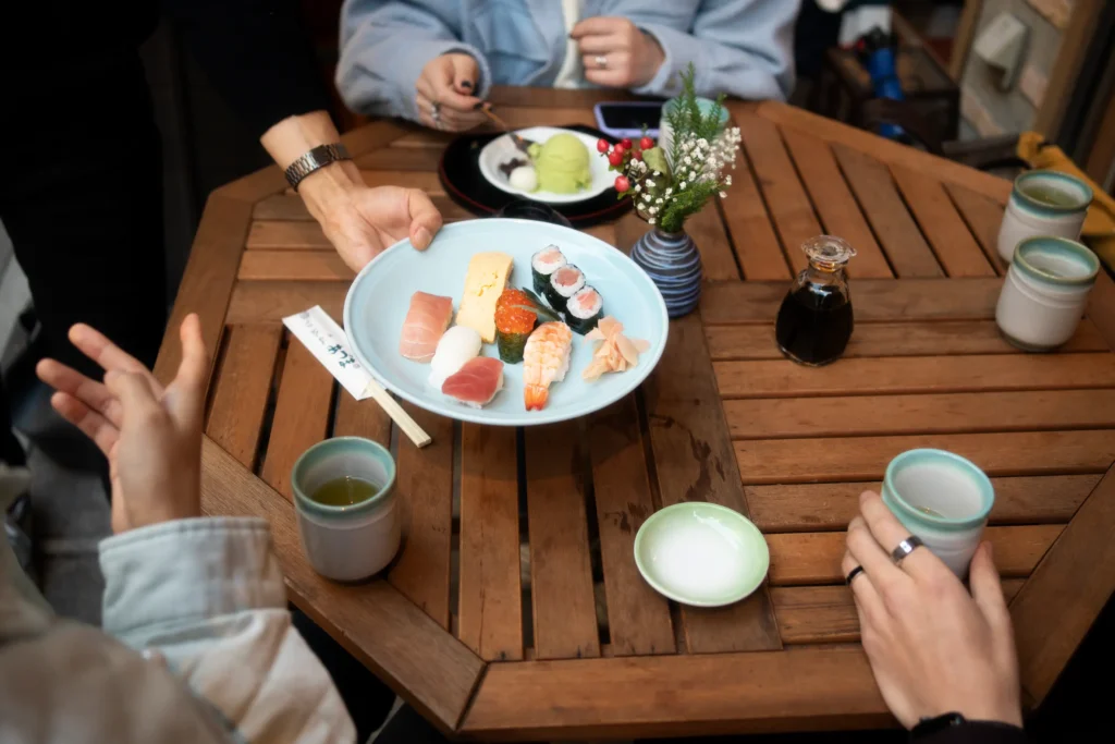 best-friends-hanging-out-restaurant