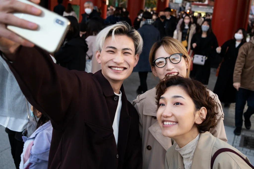 best-friends-taking-selfie-together